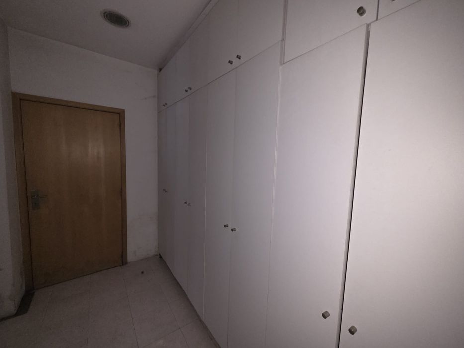 Armário com porta dupla e prateleiras