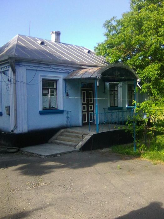 Продаж приміського будинку