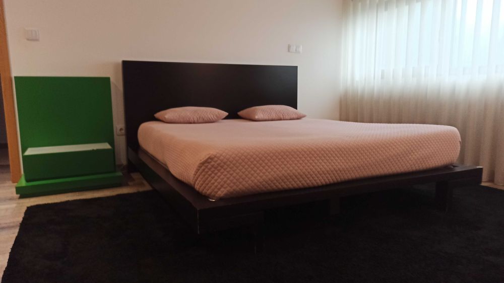 Cama de casal, mesa de cabeceira e camiseiro