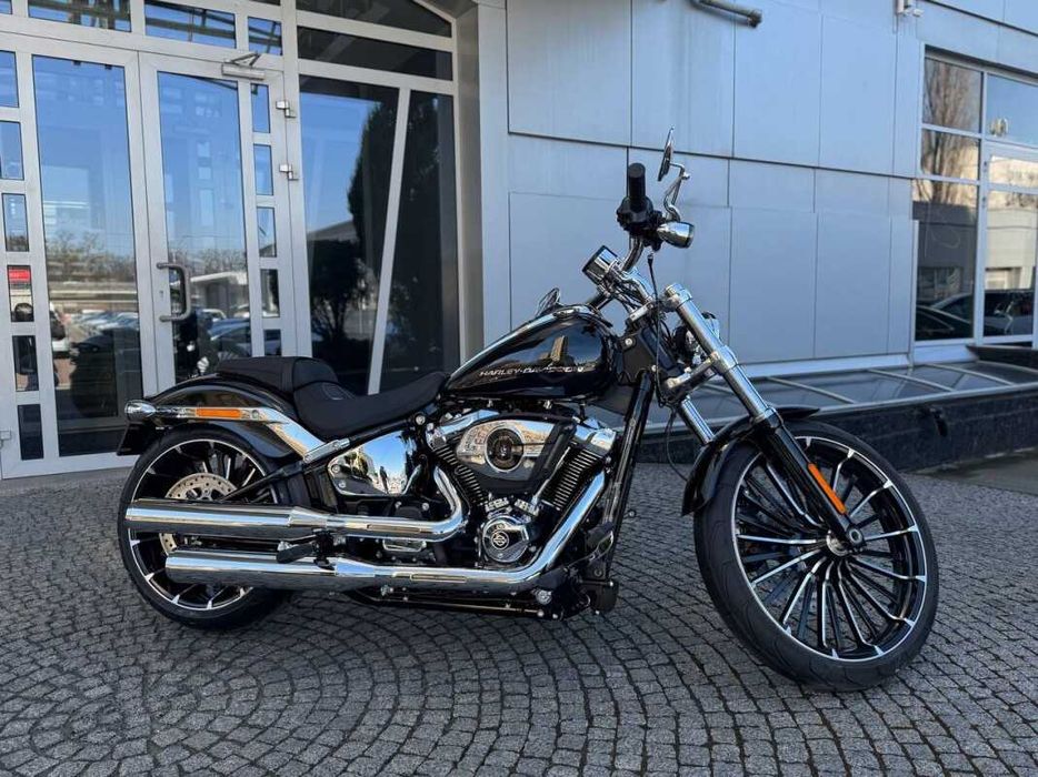 2025 Harley-Davidson® Breakout колір Vivid Black