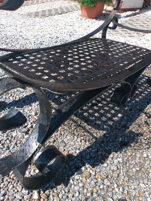 Stara kuta ława z metalu