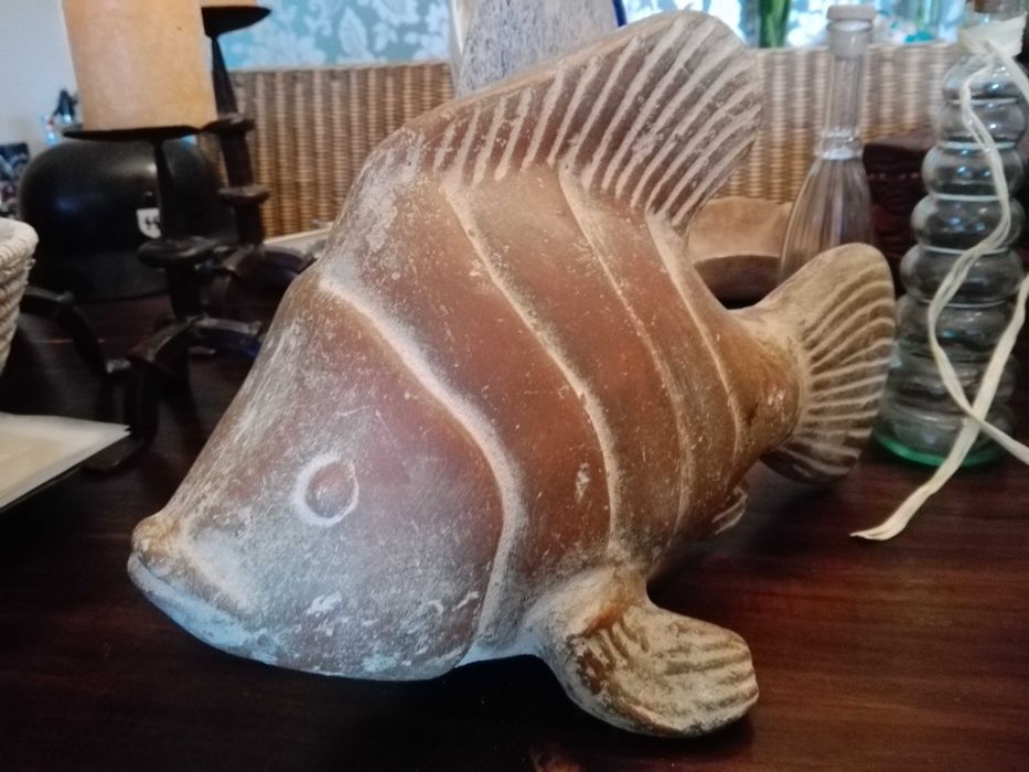 Decorações diversas, pratos, jarras, taças desde