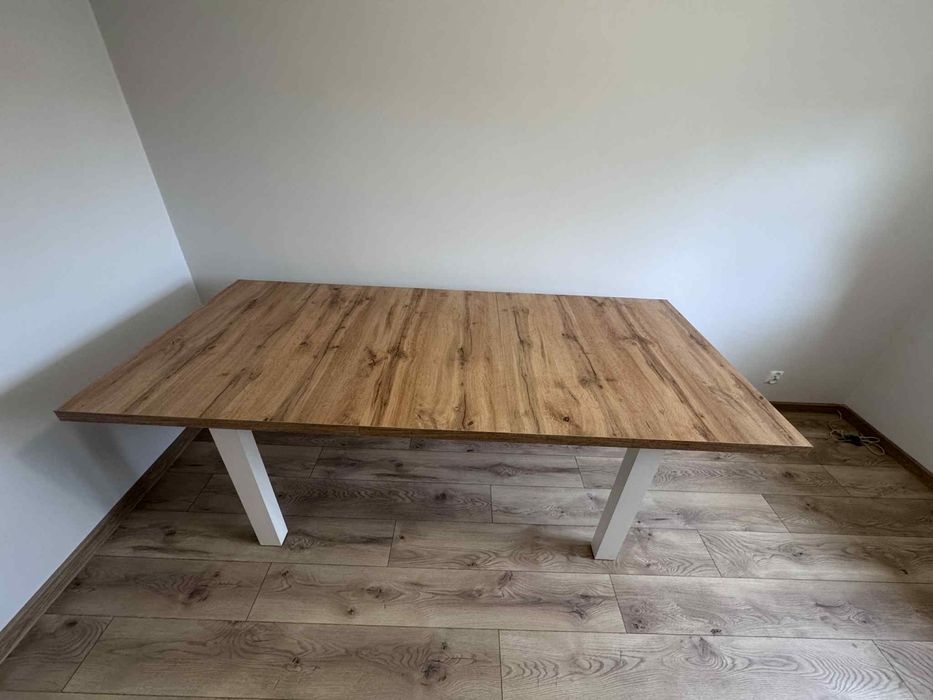 Stół do jadalni lub kuchni
