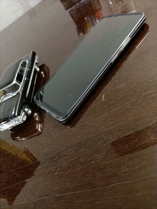 Realme 8 металевий корпус