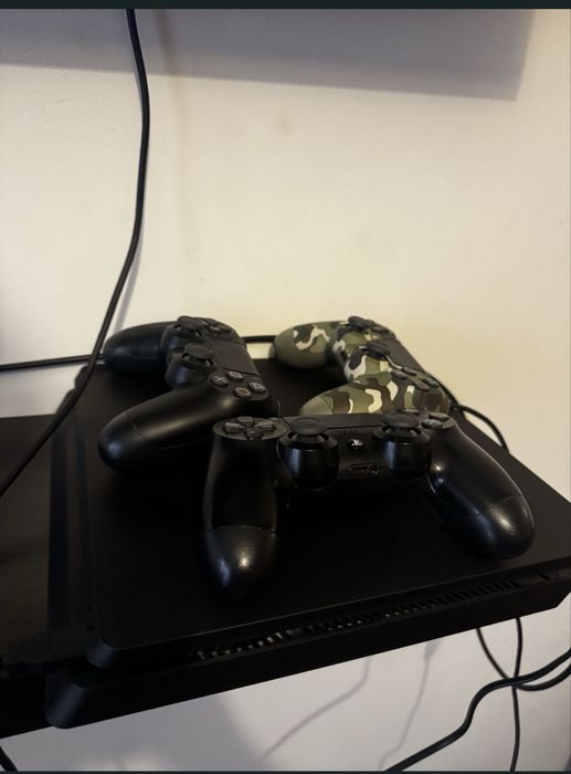 Playstation 4 Slim 1TB com dois comandos!
