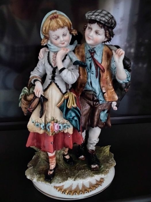 Статуетка фарфорова