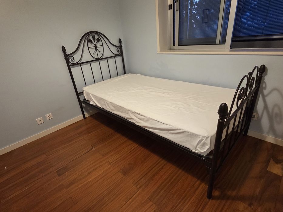 Cama em ferro com colchão