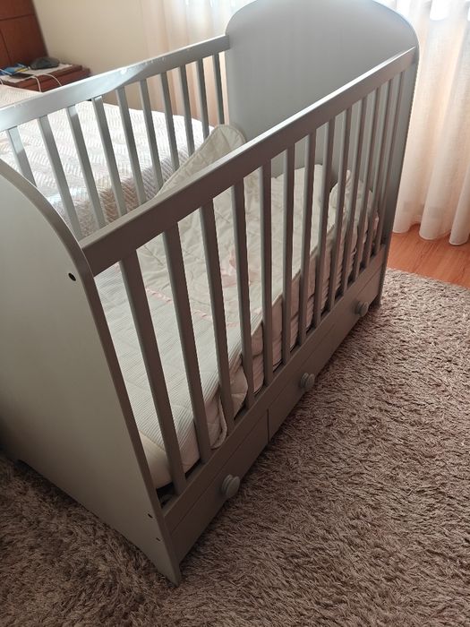Berço cinza com gavetas