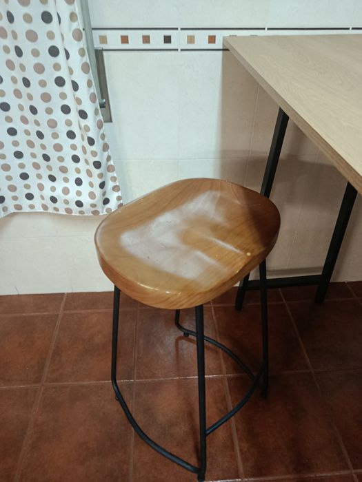 Mesa alta de cozinha com 2 bancos