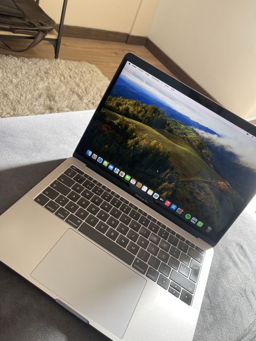 MacBook Pro 2017444209298681384960