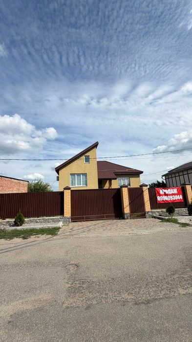 Продаж двоповерхового будинку у мікрорайоні Яр
