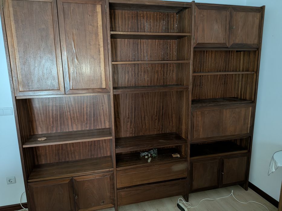 Móvel de Sala / Estante Grande em Madeira