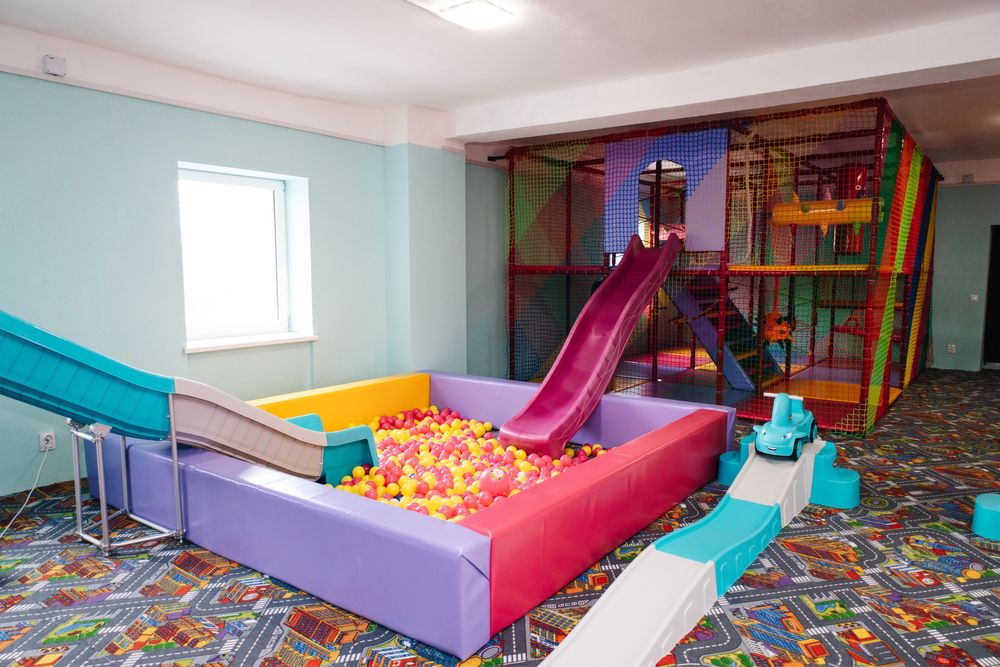 Батутна арена , лабіринт , ігрова кімната