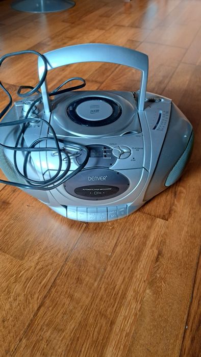 Leitor de cd portátil + rádio