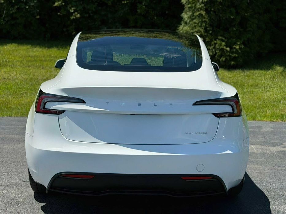 Tesla Model 3      2025