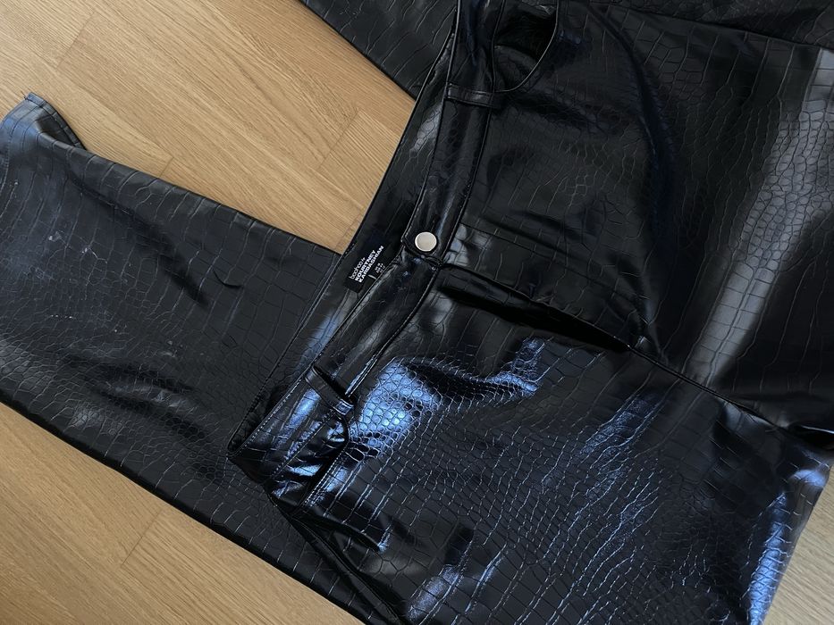 Шкіряні штани від Boohoo by kourthey Kardashian