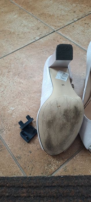 Buty na słupku, szpilki