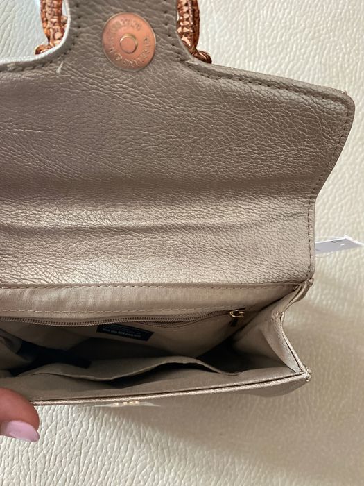 Mala dourada ideal para uma festa elegante