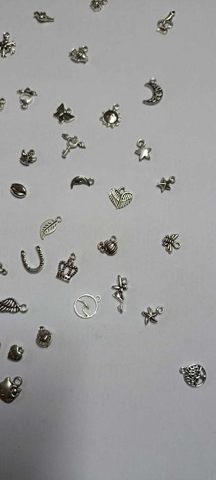 Pingentes médios prateados