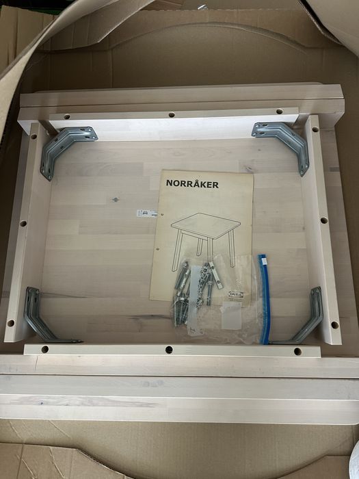 Conjunto de mesa e 3 cadeiras em madeira