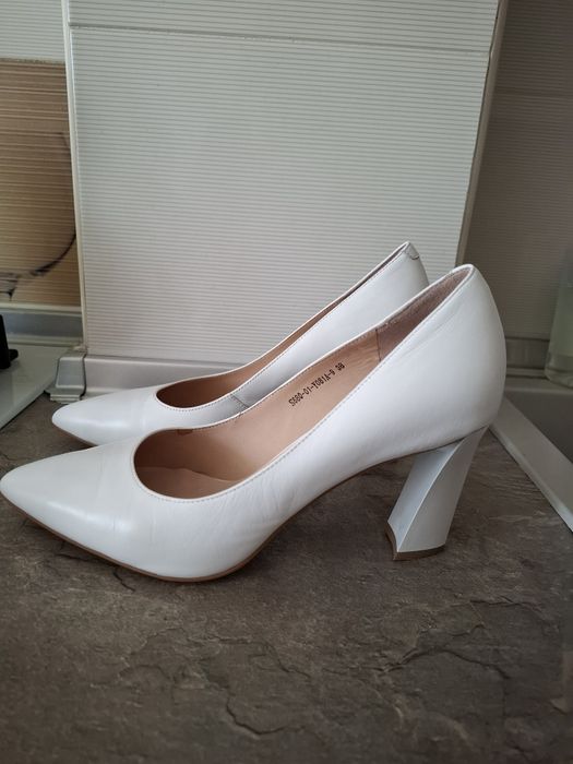 Святкова біла сукня та туфлі