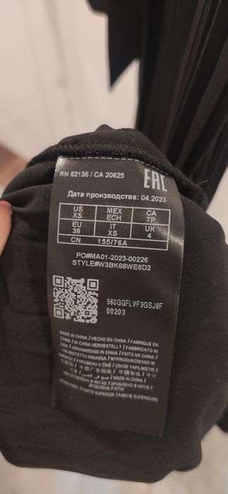 Vestido Guess, plissado, preto com aplicação de renda