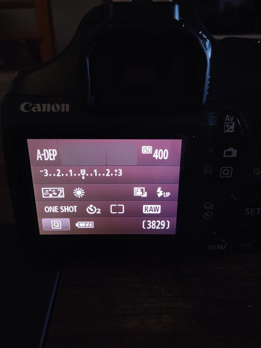 Câmara Canon 1100D + objetiva 18-55