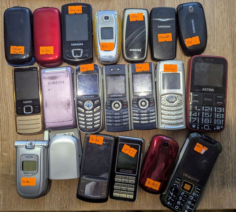 Лот різних моделей телефонів Nokia та Sony Ericsson стани різні