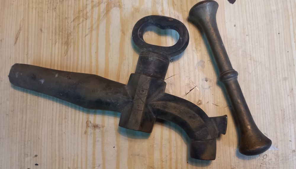 Torneira em bronze (e pilão)