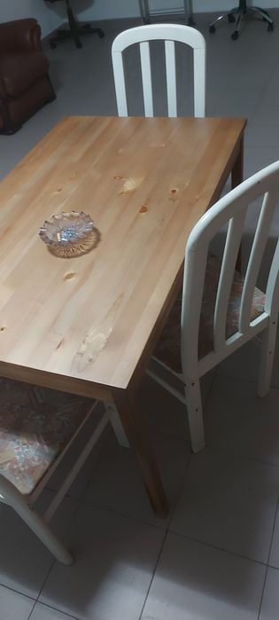 Mesa de madeira com 4 cadeiras