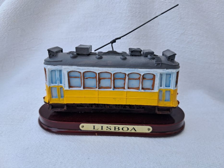 Miniatura Elétrico de Lisboa Novo em Resina e Base de Madeira