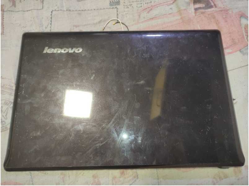 Pokrywa matrycy z antenami WiFi (górna część klapy LCD)