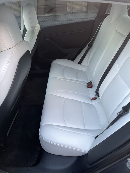 Автомобиль Тесла 3