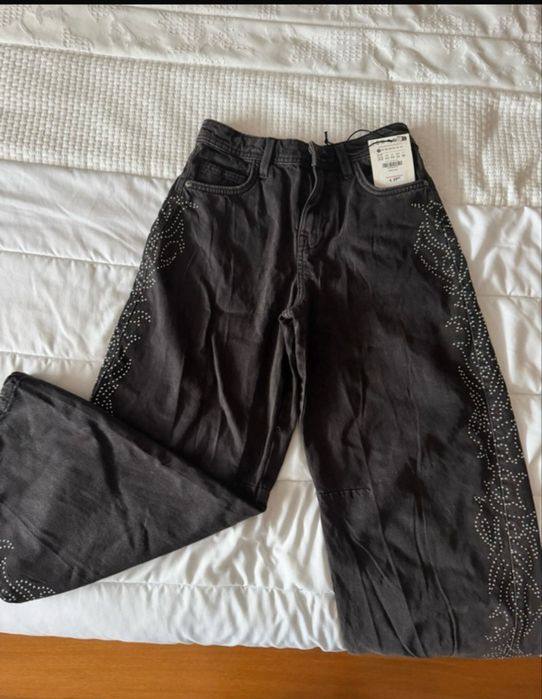 calça preta com detalhes