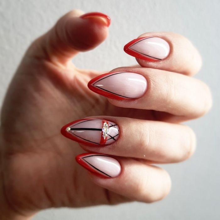 Манікюр гель-лак нарощення нігтів корекція нігтів центр