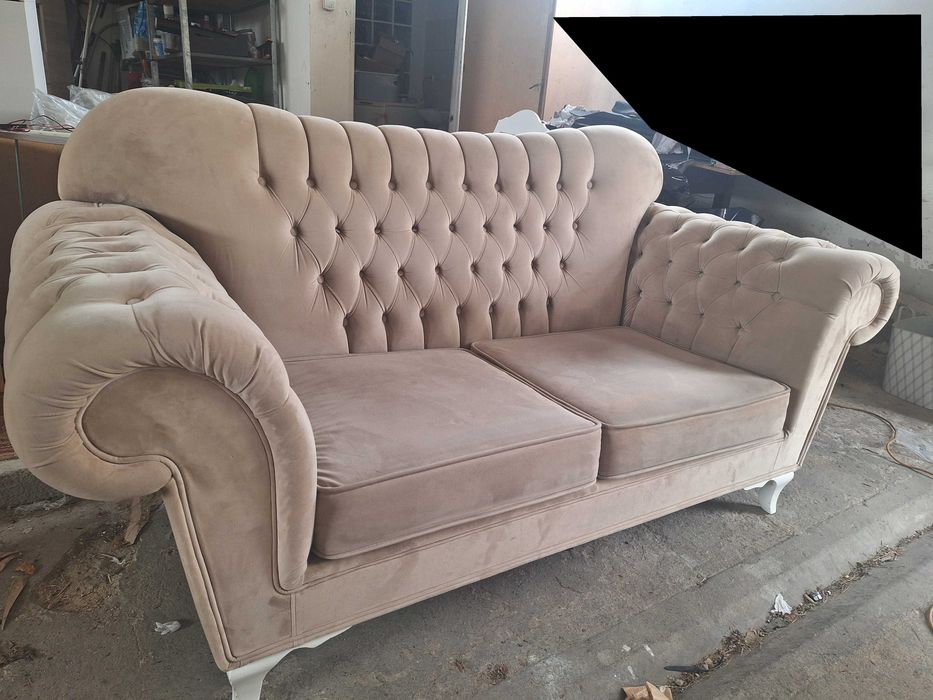 Piękna elegancka sofa pikowana kremowa