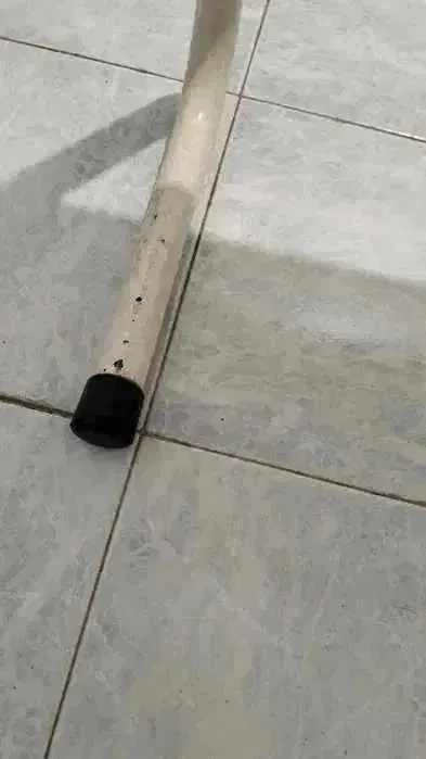 Mesa de cabeceira de estilo vintage, usada.