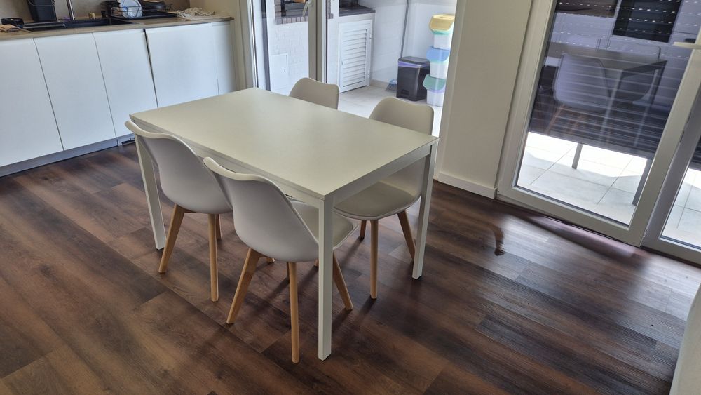 Mesa Vangsta Ikea + 4 cadeiras (extensível)