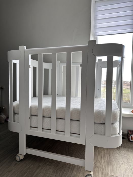 Ліжечко Sleepy з матрацом, колесами та маятником в комплекті