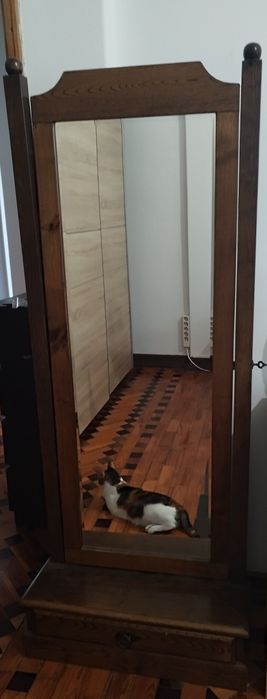 Espelho basculante com gaveta