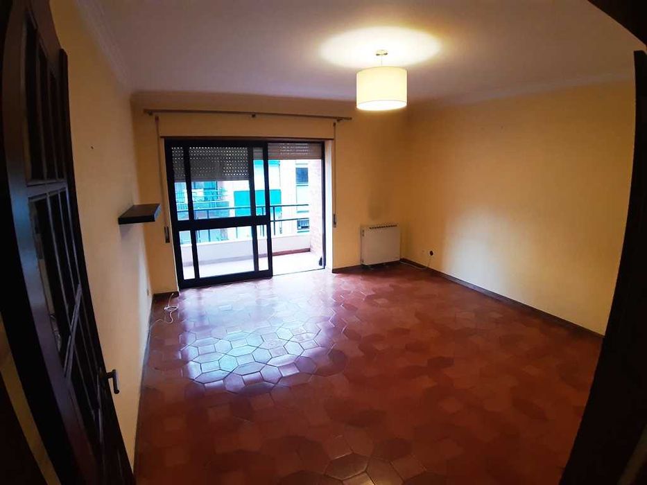 T2 com garagem e cozinha equipada em Celas