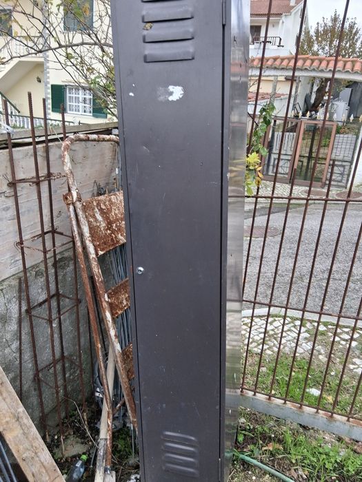 Vertical storage locker in good condition64740120461442121