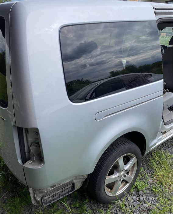 Błotnik tylny lewy prawy ćwiartka szyba VW Caddy Maxi long 04-15r