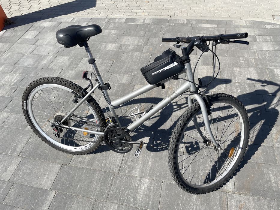 Sprzedam rower miejski koloru szarego.