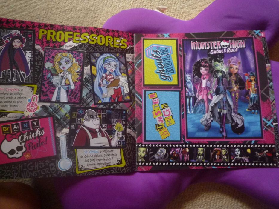 Caderneta Monster High da Panini Skull lite quase completa