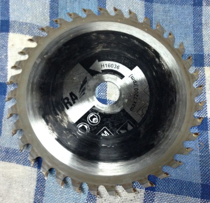 Brzeszczot Dedra do drewna model H16036, mocowanie fi 20