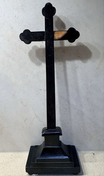 Antigo crucifixo em madeira ebonizada e placa “INRI” esculpida - Sec. XIX
