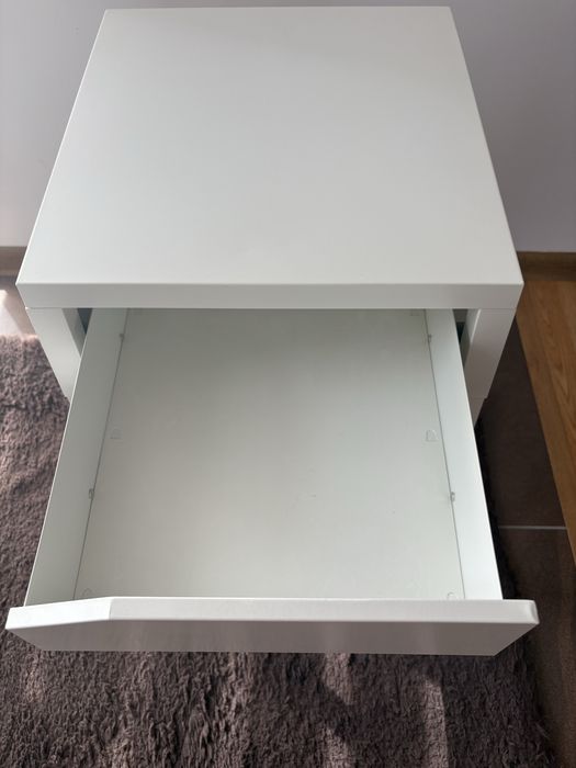 Biała szafka nocna / stolik IKEA SELJE – bardzo dobry stan