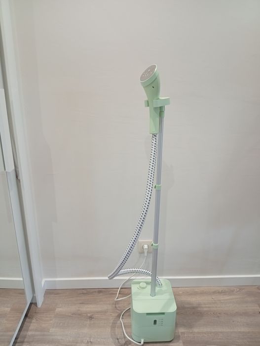 Ferro de engomar de vapor vertical com base