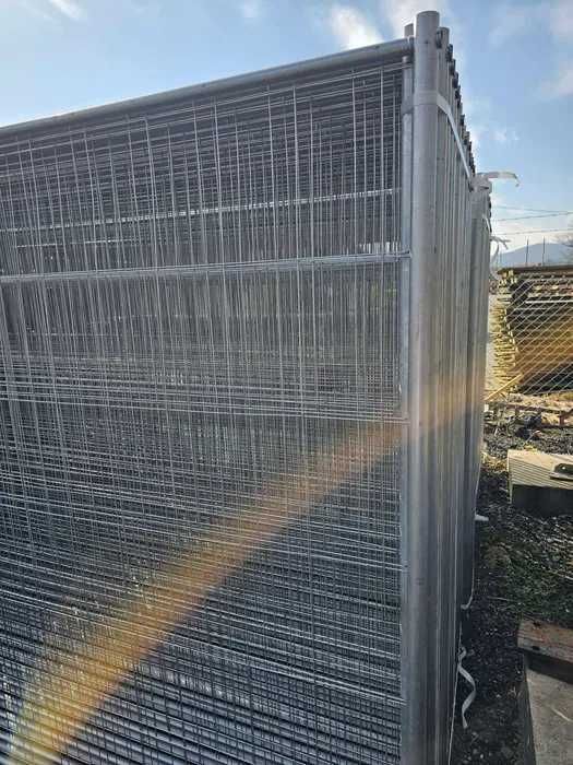 Ogrodzenia budowlane – ażurowe panele, stopy, zaciski